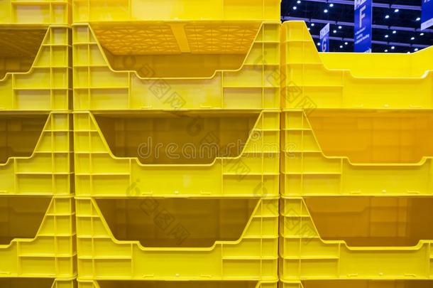 黄色的塑料制品盒架子为仓库;