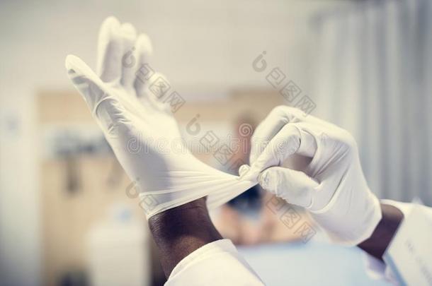 特写镜头关于医生使人疲乏的医学的拳击手套