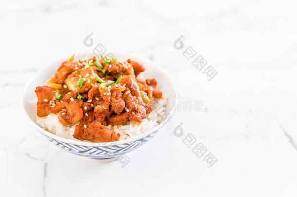 喝醉了的猪肉和辛辣的朝鲜人调味汁(韩式烤肉)向顶稻