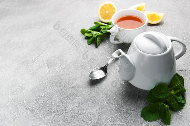 茶水和柠檬和薄荷