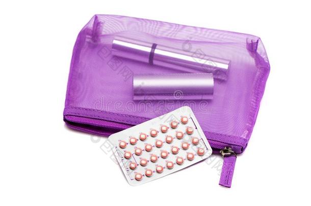 口头的避孕用具药丸,化妆品袋,睫毛膏和口红向