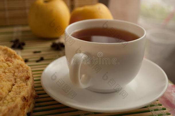 早晨春季茶水和黄色的苹果