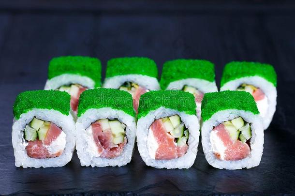 寿司辗和粉红色的鲑<strong>鱼</strong>,装饰和<strong>鱼</strong>子酱