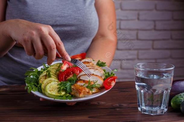 日常<strong>饮食</strong>观念,健康的生活方式,低的大卡食物.女人节制<strong>饮食</strong>