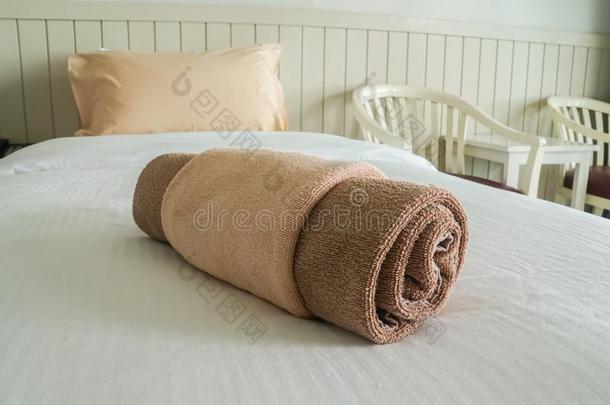 <strong>干净的整洁的</strong>毛巾采用辗向白色<strong>的</strong>床采用奢侈旅馆