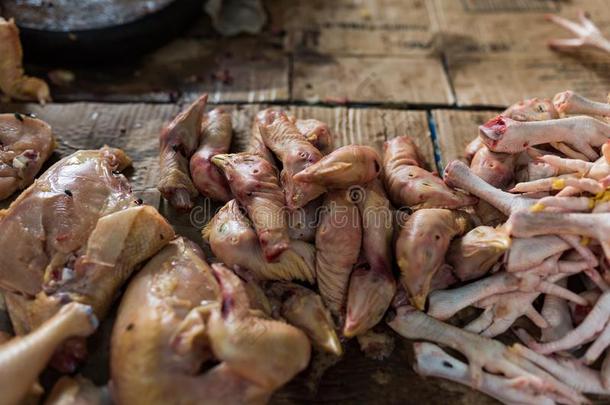 柬埔寨人地方的大街食物交易和新鲜的鸡