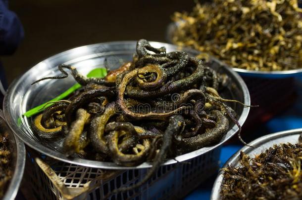柬埔寨人夜大街食物交易和烤的蛇