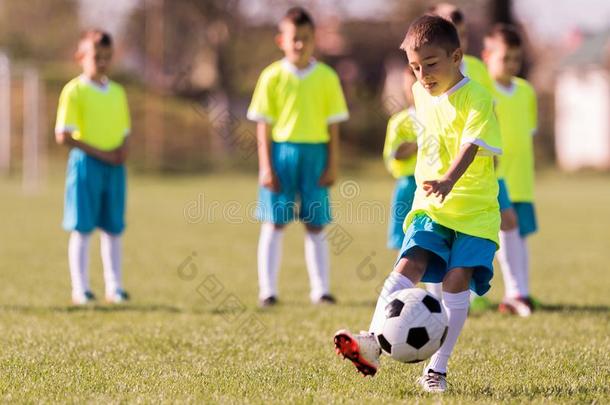 男孩反撞足球向指已提到的人有关运动的田
