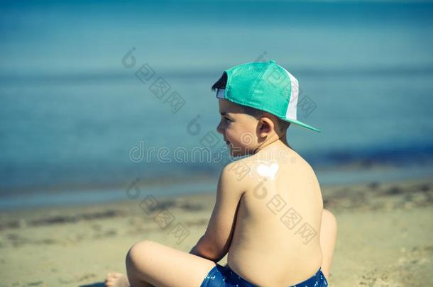 太阳<strong>保护</strong>-小的男孩和防<strong>晒</strong>霜在海滩