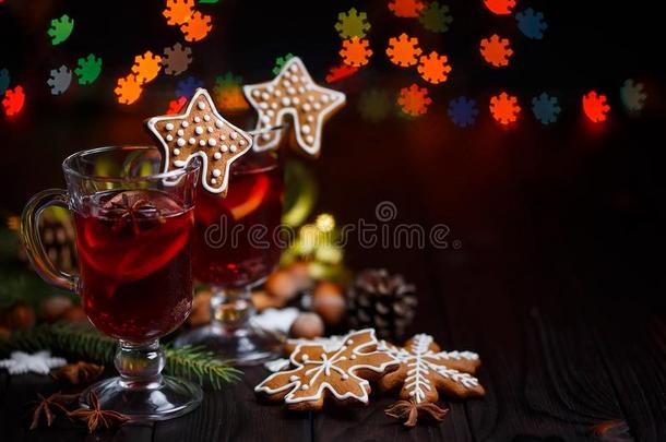 圣诞节热的将制成热饮葡萄酒和香料和姜饼甜饼干向