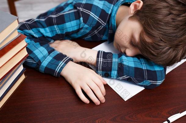 男生落下睡着的在期间学习在典范的.学校生活