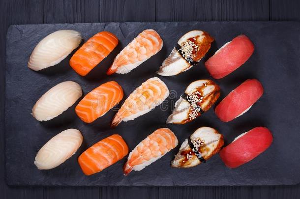 生鱼片寿司寿司放置向黑的st向e板岩,平的放置.美味的传统