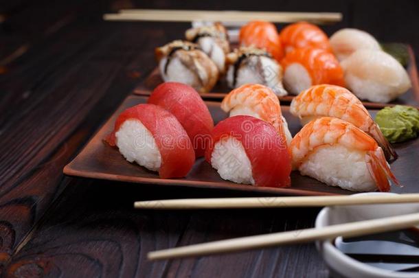 生鱼片寿司寿司放置serve的过去式向黏土盘子和大豆调味汁和chopst