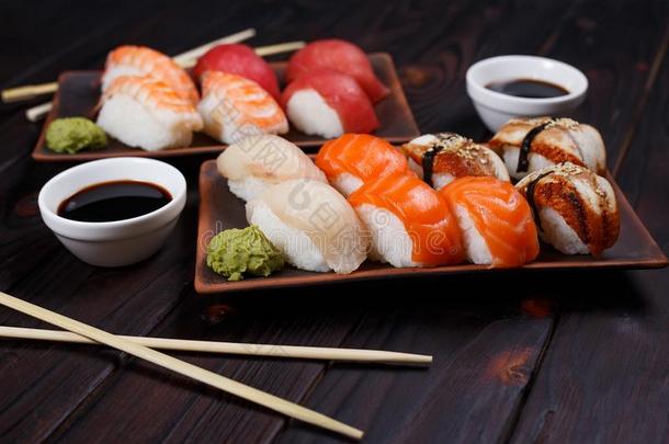 美味的放置关于生鱼片寿司寿司serve的过去式和传统的大豆调味汁