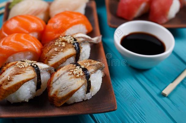 生鱼片寿司寿司和鲑鱼和熏制的<strong>鳝鱼</strong>,serve的过去式向黏土盘子向