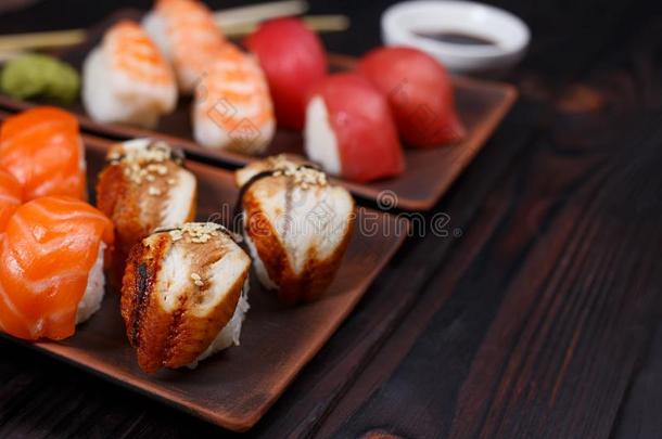 美味的促进食欲的生鱼片寿司寿司,serve的过去式向黏土盘子和这样