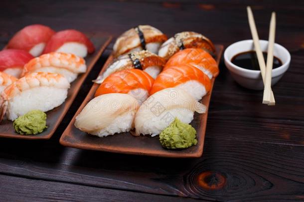 美味的促进食欲的生鱼片寿司寿司,serve的过去式向黏土盘子和这样
