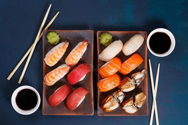 美味的促进食欲的生鱼片寿司寿司放置,serve的过去式向黏土盘子机智