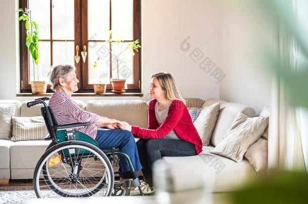 一上了年纪的祖母采用轮椅和一成熟的gr一ddaughter