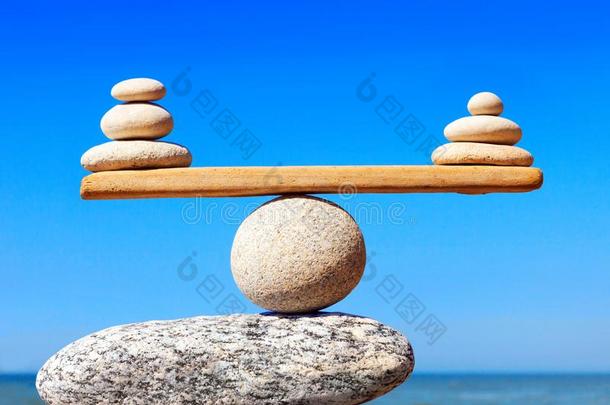 观念关于协调和平衡.平衡石头反对指已提到的人海.