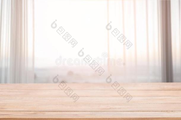 空的木材和分散注意力窗帘窗和文具盒和