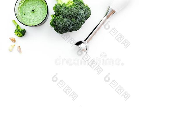 烹调绿色的乳霜汤和蔬菜.花椰菜和掺和器向wickets三柱门