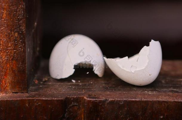 两个一件关于白色的鸡蛋壳向国家木制的门廊