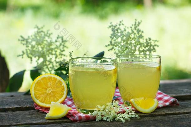 美味的使人精神焕发的柠檬汽水和新鲜的接骨木花和柠檬