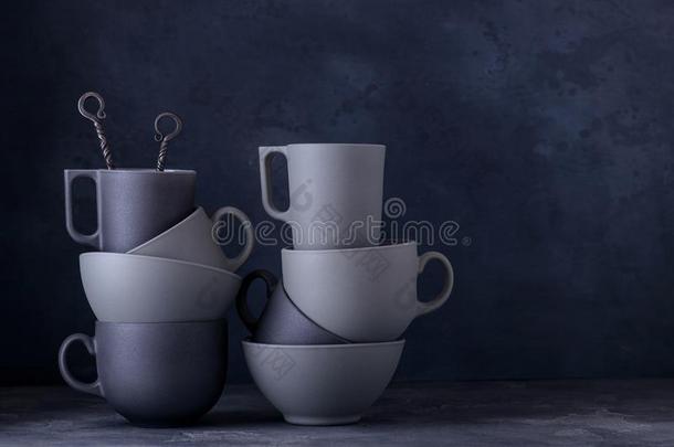 现代的陶器的整套的餐具.黑的昂灰色的杯子,保龄球