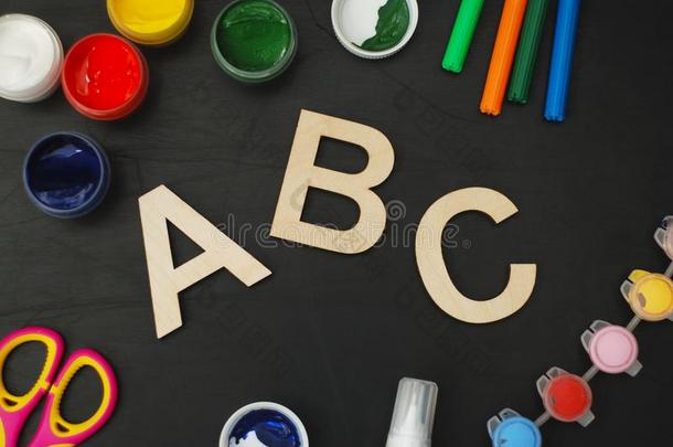 学校日用品alphabet字母表文学激光将切开木制的黑板花