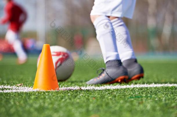 桔子圆锥体为训练足球和小孩足球