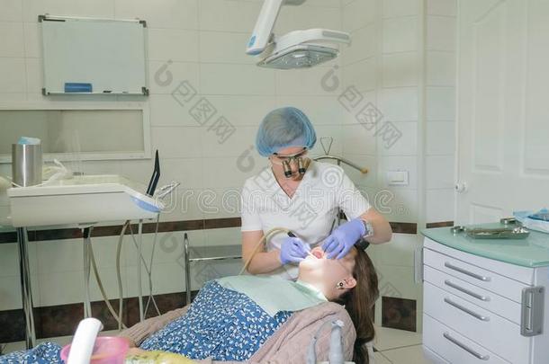 女人在牙科医生诊所得到牙齿的tre在ment向充满一c一v我ty我