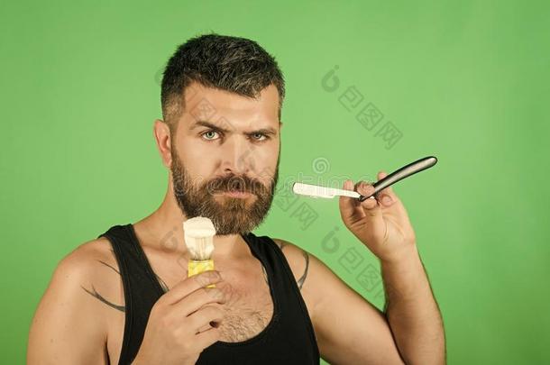 男人将切开胡须和胡子和剃刀和剃胡子刷子