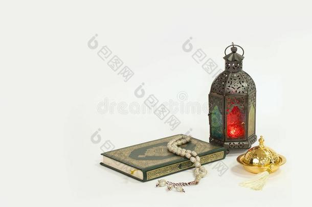 唯一的灯笼,神圣的可兰经和玫瑰经小珠子