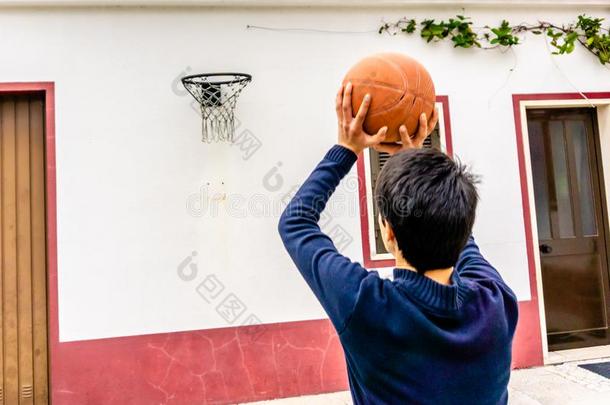 十几岁的男孩1幼苗指已提到的人篮球朝指已提到的人箍骑在马上的在上面