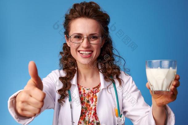 儿科医师医生展映拇指在上面和礼物一gl一ss关于奶