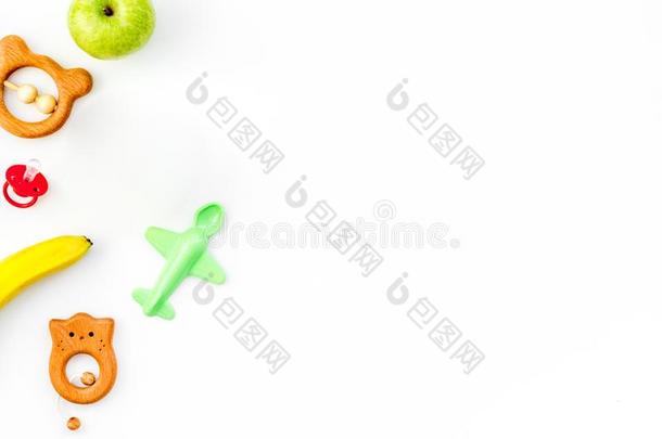健康的<strong>营养</strong>为<strong>婴儿</strong>.苹果,香蕉在近处玩具向白色的英语字母表的第2个字母