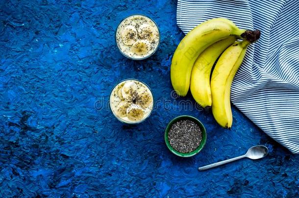 自家制的香蕉甜食和芡欧鼠尾草种子向蓝色背景和