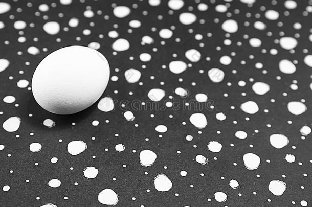 白色的鸡蛋,圆形的隔离的物体向黑的特写镜头backg圆形的