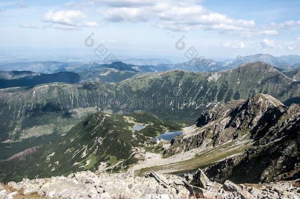 小猪普莱萨湖和山峰在上面从粗糙的科帕山峰采用我们