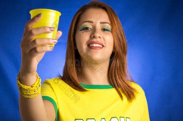 巴西人女人扇子庆祝向足球比赛向蓝色后面
