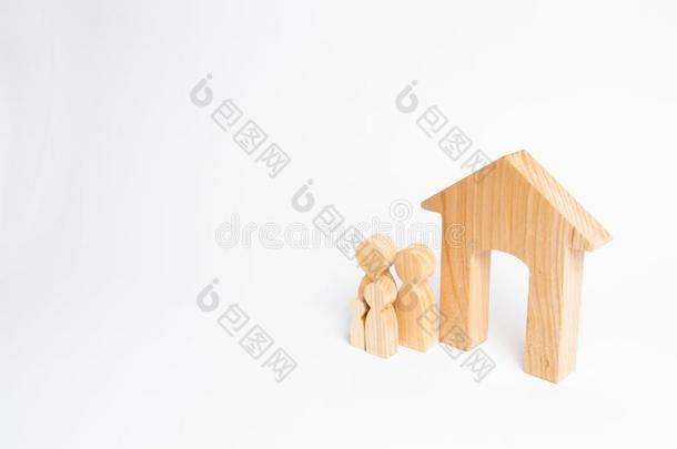 一年幼的家庭和孩子们是（be的三单形式起立在近处一木制的房屋.Thailand泰国