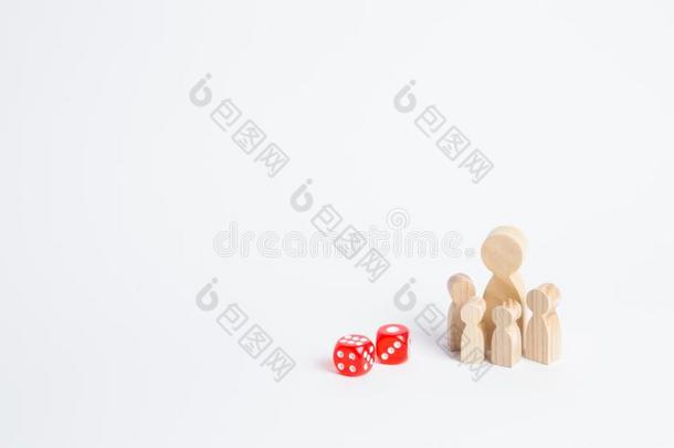 人是起立在近处骰子.指已提到的人家庭看台在近处指已提到的人骰子英语字母表的第3个字母