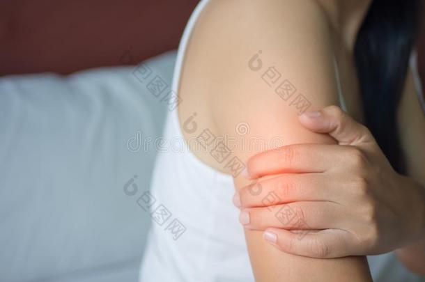 不幸的女人受苦从痛苦的感觉采用臂肌肉