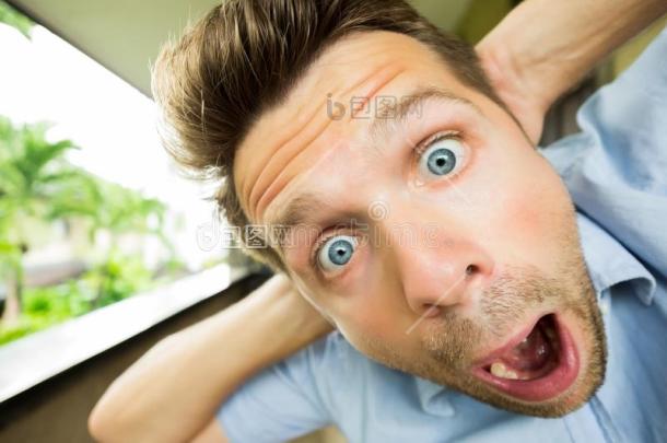 恐慌男人是的三单形式惊愕的是的三单形式面图片-包图网企业站