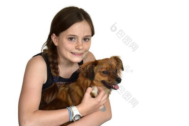 十几岁的女孩搂抱和她小的小狗狗