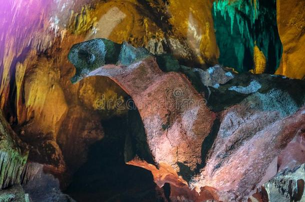 三羟甲氨基甲烷山箱子洞穴,钟乳石和钟乳石