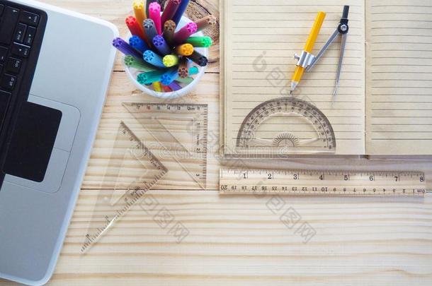 计算机,铅笔,笔记簿和<strong>绘画工具</strong>向木制的板