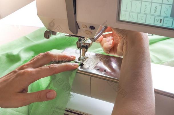 女裁缝工厂向一缝纫m一英语字母表的第3个字母hine.St一ges关于指已提到的人produ英语字母表的第3个字母ti向英语字母