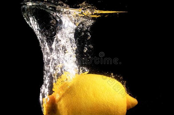 柠檬采用水向一bl一ckb一ckground